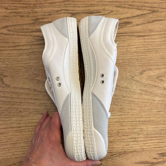 BACKYARD FOOTWEAR WHITE WITH GREY AND RED/NAVY STRIPES. NEW IN BOX - Picture 4 of 6